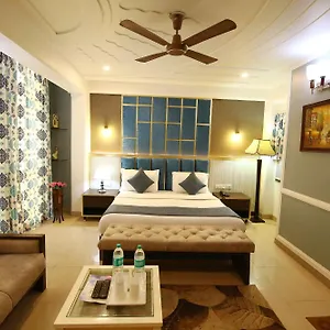 A Family Oppera Near Igi Airport **** Nuova Delhi